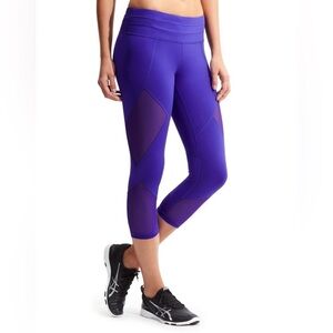 Athleta Women’s Sonar Fitted Capri Cropped
Leggings w/ Mesh Panels Purple sz S
